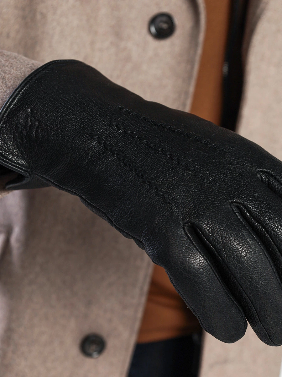Перчатки черного цвета с декоративной строчкой